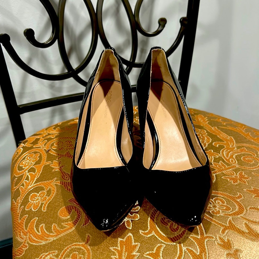 Black patent leather BCBG pumps